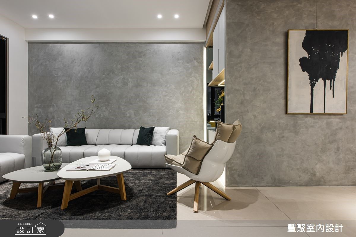 透过浅灰色的材质延续，呈现现代风的简洁时尚感，并搭佐同样浅灰色沙发软装，在简雅不繁复的美学中，打造深具品味的社交场域。