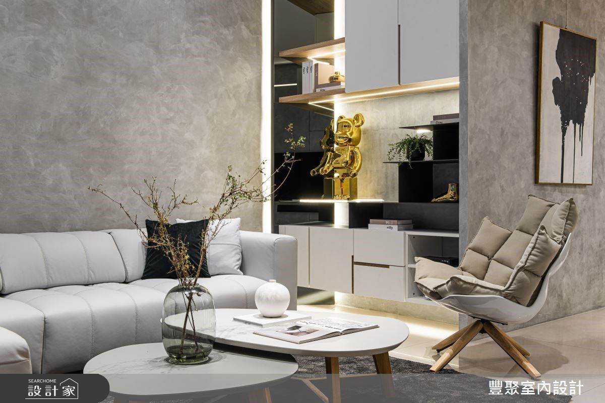 客厅沙发旁规划开放式柜体，可用来放置屋主收藏的库柏力克熊及收藏家饰品，收纳与展示功能兼具。