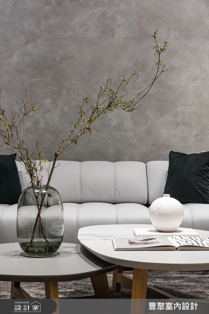 墙面刻意选用意大利进口特殊涂料，并使用手工技法刷涂，显现墙面的自然肌理，搭配植栽与花艺陪衬，形塑美感画面。