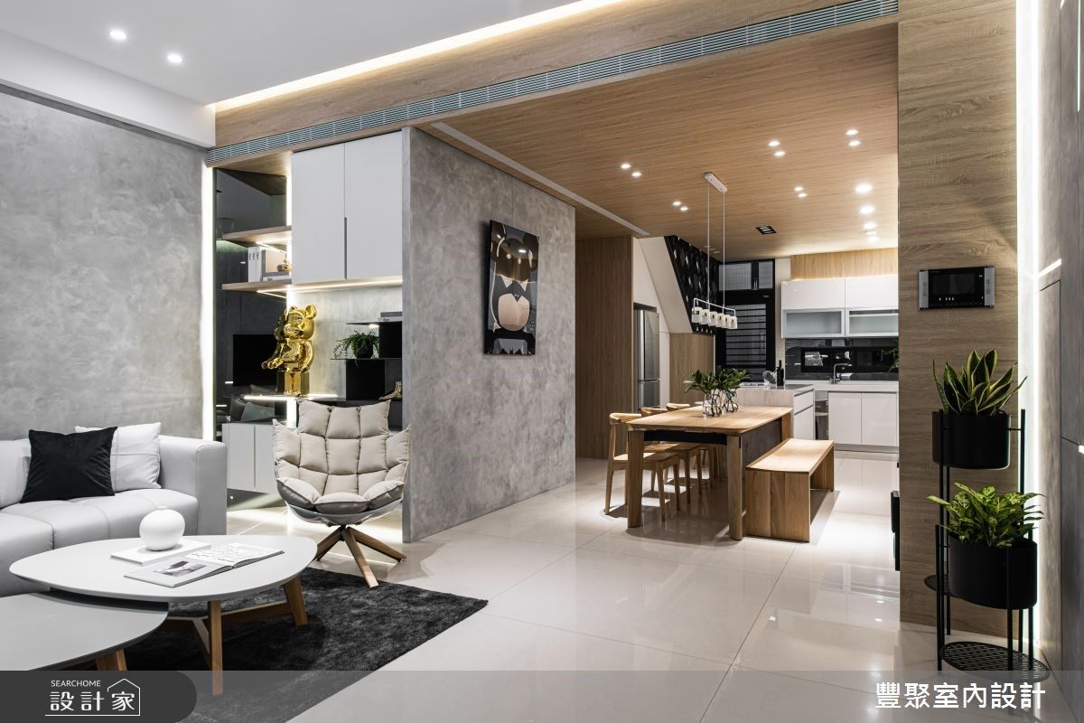 于餐厅、客厅之间挹注流畅开放的动线，于餐厅天花板加入木质调，形塑温润质感，并切分客厅、餐厅的各自范围。