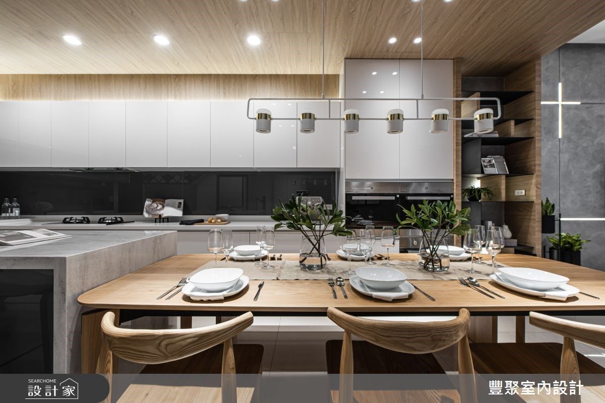 将餐厨两区结合，坐拥更具余裕的使用区块，搭配六人座木桌，创造舒适温暖的高互动性用餐情境。