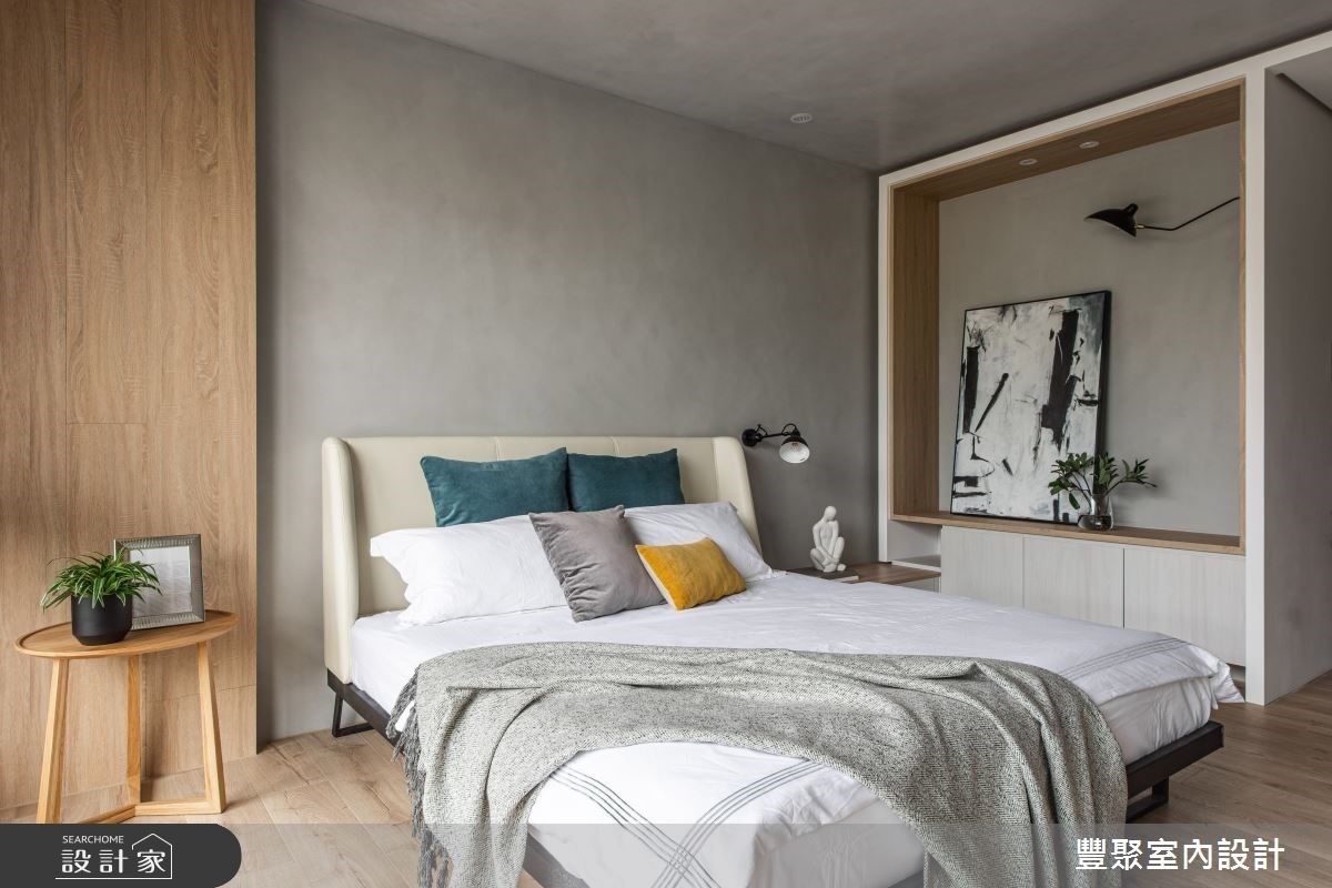 主卧室内承袭和谐的空间色调，运用木质纹与灰色调搭配，舒适且富有温馨感。