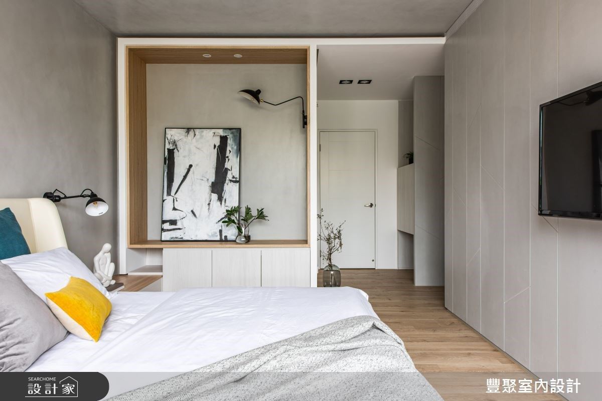 房内配置门片式衣柜，给予简约的色彩处理，美观与机能性兼具。