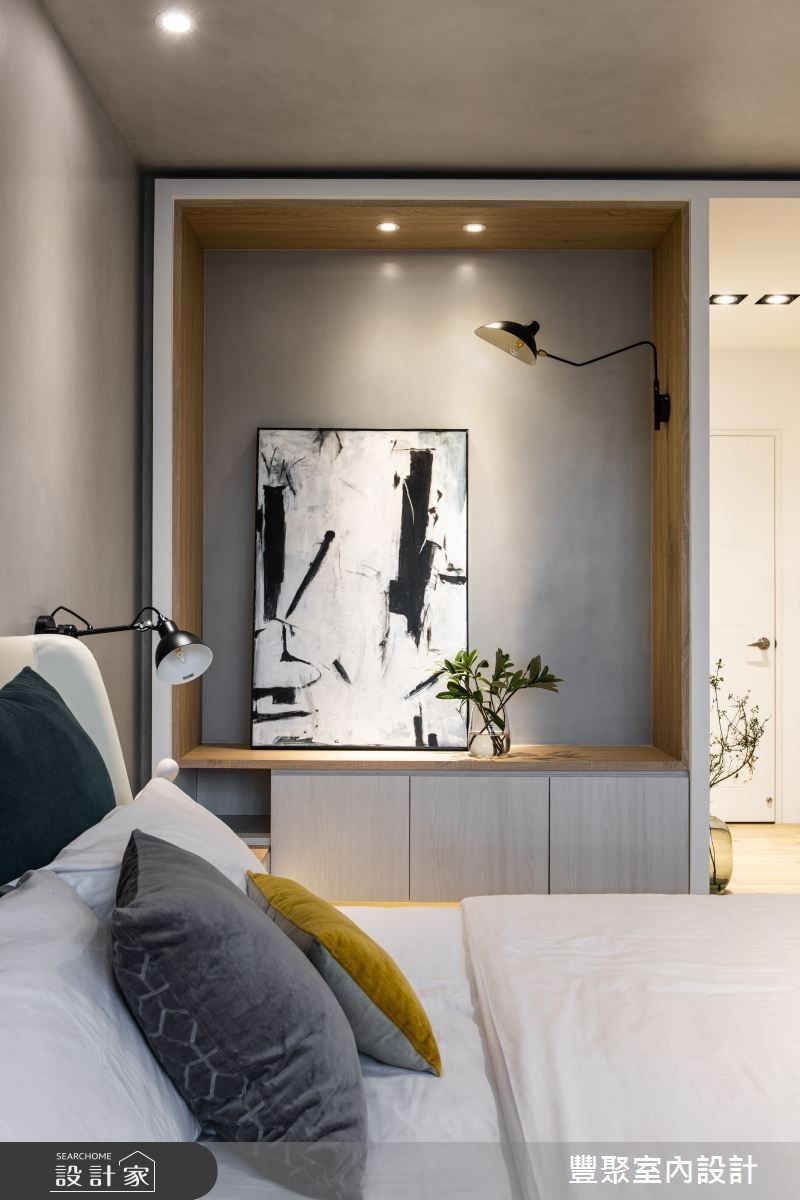 卧室内简约却不乏视觉亮点，透过画作与植栽的装饰，点亮空间角落，并展示出使用者的美好品味。