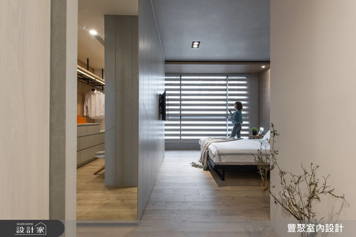 主卧房透过窗帘调整光线明暗，缔造舒适的明暗氛围，并划出与更衣间的流畅动线。