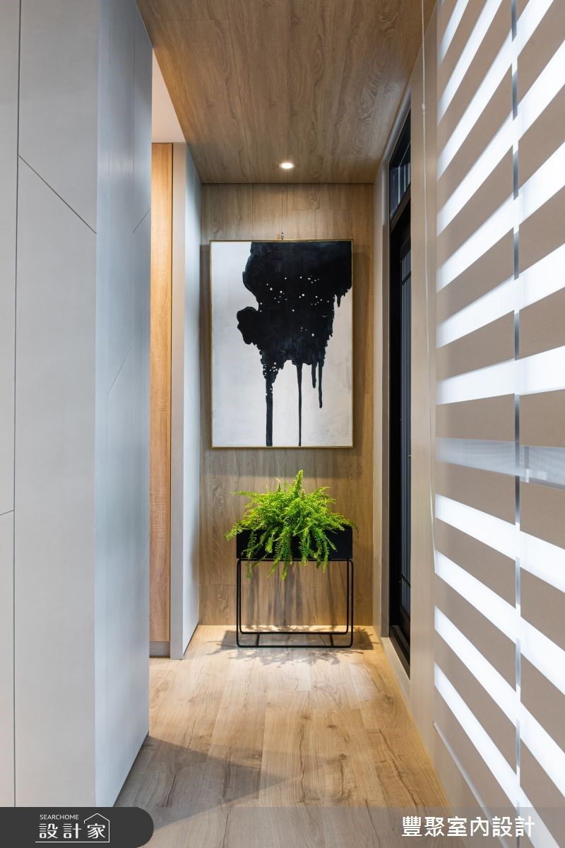 卧室同时与阳台衔接，可循着走廊过度两个区块。