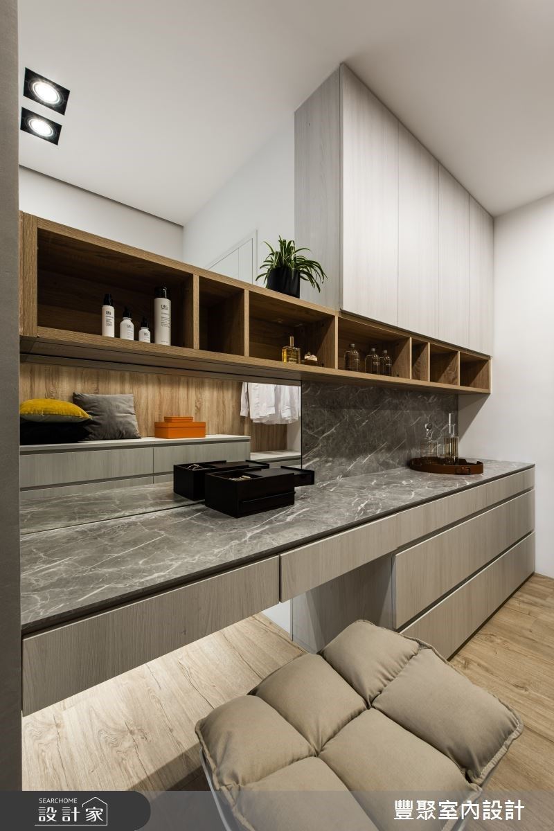 依照女主人的需求，规划悬吊置物木格柜，让诸多瓶罐可被工整摆放。