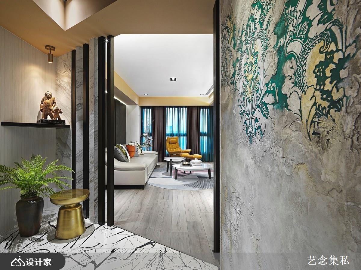 为增加「家」的个性和识别度，进门处选用丹麦环保漆 novacolor，以特殊的手法，在家中的墙面制作上立体的特殊花纹，流露着懿美之态，令人一进门就留下深刻印象。