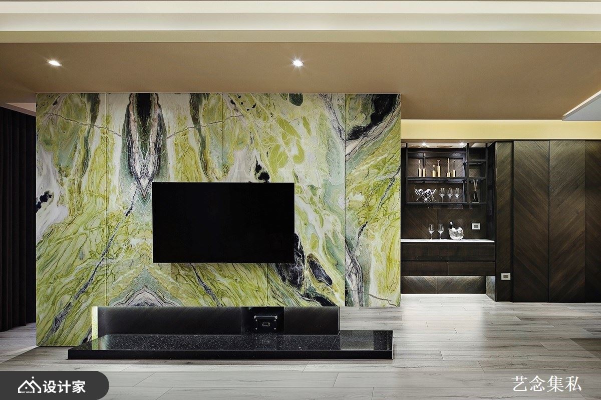 特意选择了一块绿色、白色、黑色晕染的大理石，通过独特的天然纹理，试图创造视觉变化与环境温度，更成为场域中最聚焦的视觉焦点。