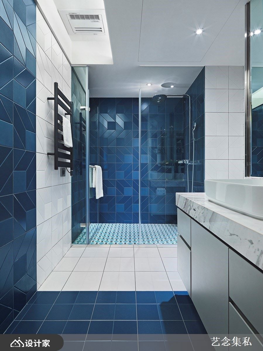 卫浴空间则运用3种磁砖拼贴，让整体空间设计丰富趣味，独具一格。
