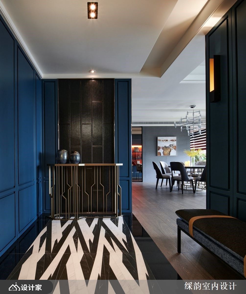 地板以深浅色调的斜切线条交错，创造强烈的风格特色，延伸至以皮革衬底、细致铁件台面的端景墙，展现人文美学色彩。