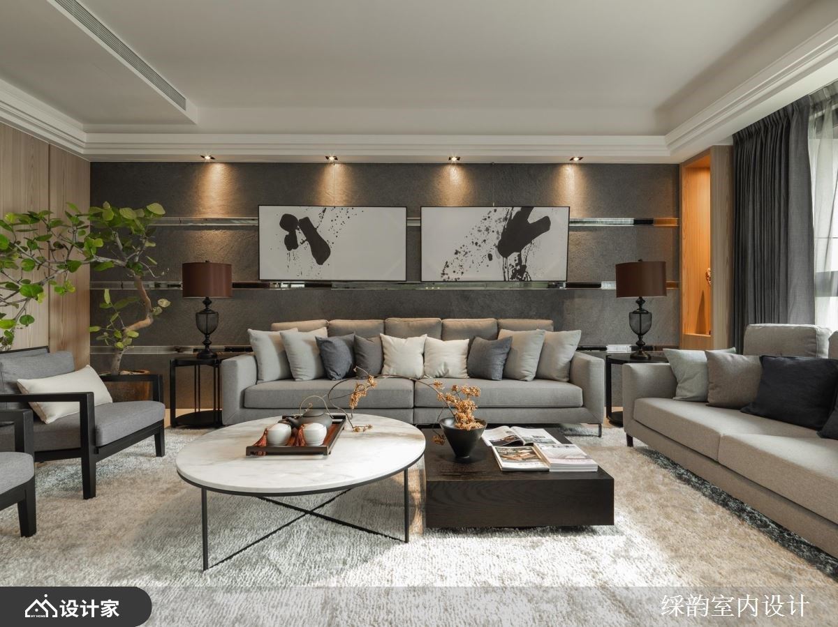 以灰色调为基底的客厅空间里，透过金属、镜面的横条纹贯穿背墙，搭佐泼墨意象画作，注入人文雅致意趣。