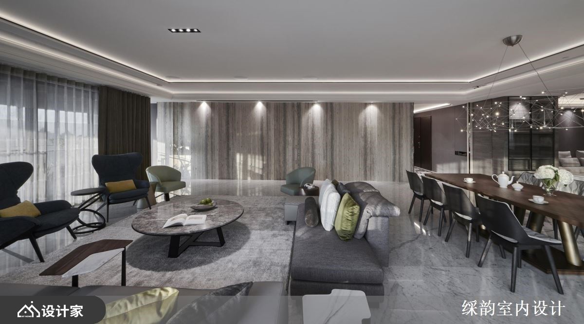 公领域的廊道上也成为一抹焦点，大面积石材伴随嵌灯照明映照下，烘托直线条肌理的鲜明视感，成为动人的风景。