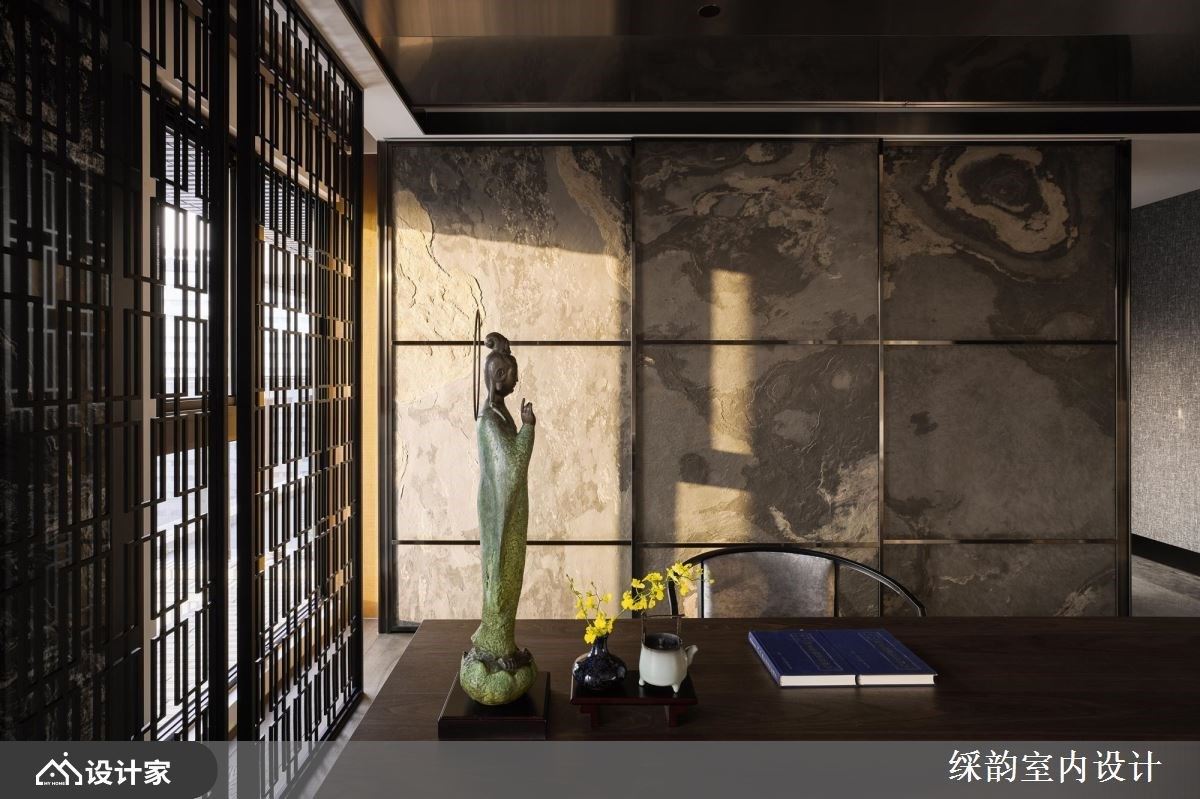 客厅另一侧规划书房，透过窗棂、木纹、石材与观音雕像堆栈出中式端景意象，营造悠然静谧的氛围。