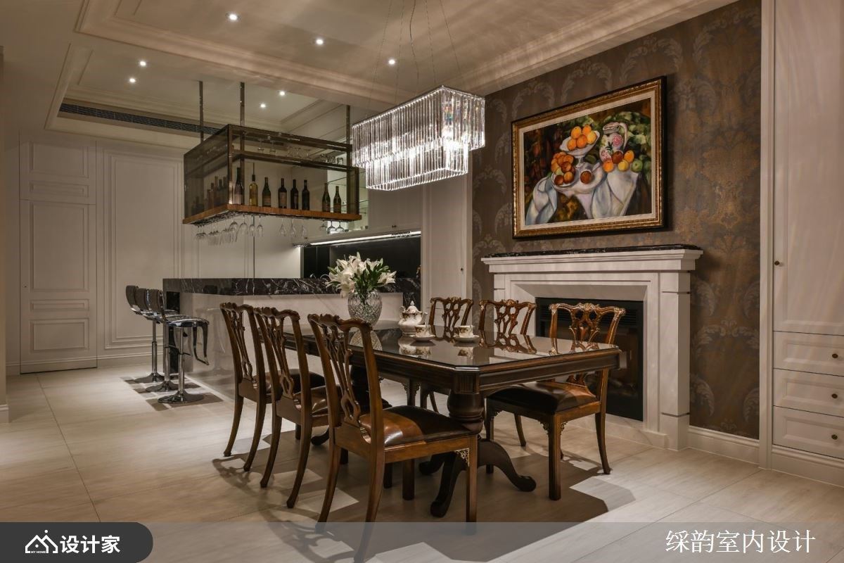 餐厅里，以壁炉为灵感并搭佐古典画作，成为视觉端景造型，替方正线条感的空间增添些许柔和气息。