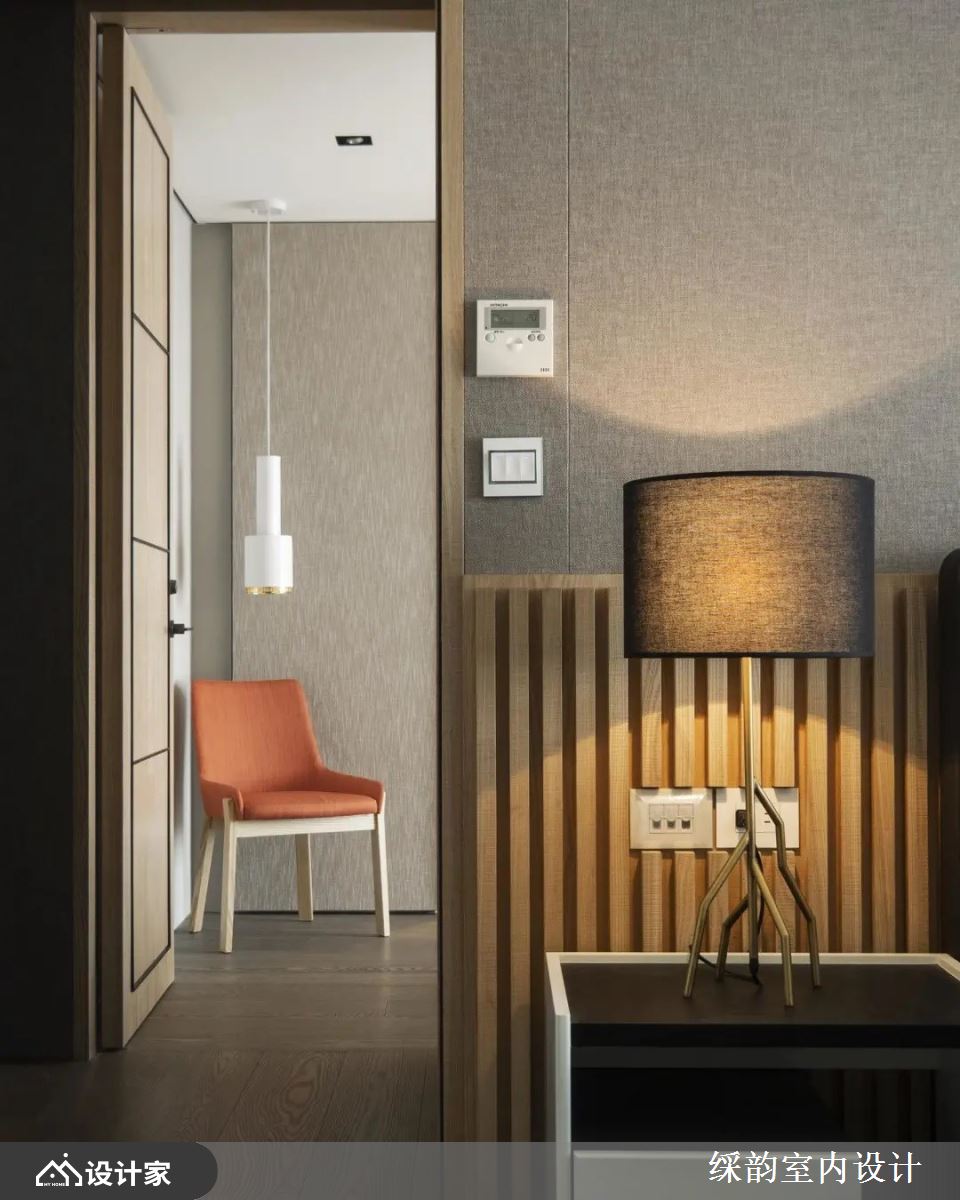 利用角落空间创造视觉端景，无论是光线投射在素雅墙纸、格栅造型立面，形塑的渐层美感，或是利用简单单椅搭配吊灯的手法，处处诠释美感生活。
