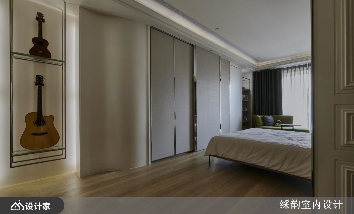 将屋主喜爱的音乐融入私领域，创造专属风格，像是特别打造收纳吉他的柜体设计，透过轻盈的陈列手法，让对象转化为空间的美学端景。