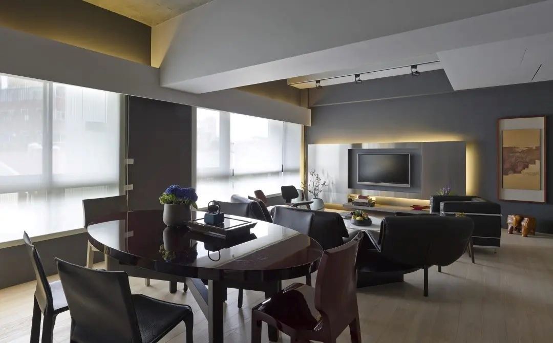 妥善安排建材的使用，利用毛丝不锈钢的光泽质感，突现空间的绝妙质感。