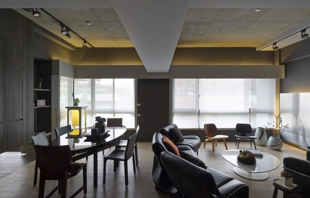 利用清玻璃，使公共空间和客房有了趣味的视觉印象。