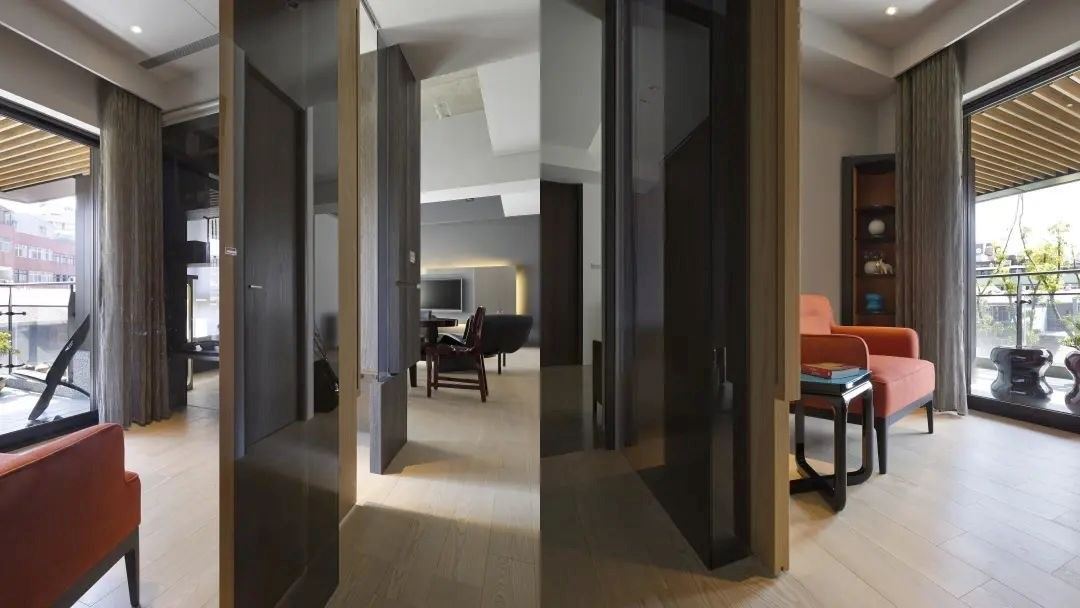 清玻璃减轻梧桐木柜体重量，同时增加空间的穿透性。