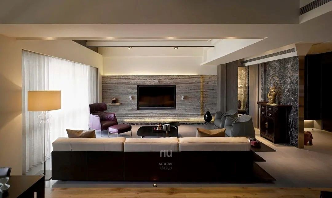 电视墙大理石材的选用在横向轴线的延伸下，引入石材的温度，同时打开整体空间的气势。