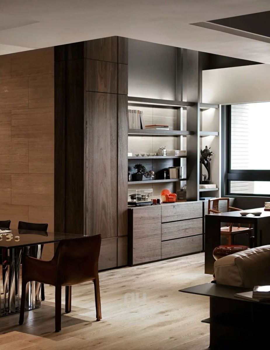 从空间结构上，刻意减去天花板的高度，将空间器度整体拉高，因此柜体、墙柱都跟随上升，远比一般住家尺度来的挑高。