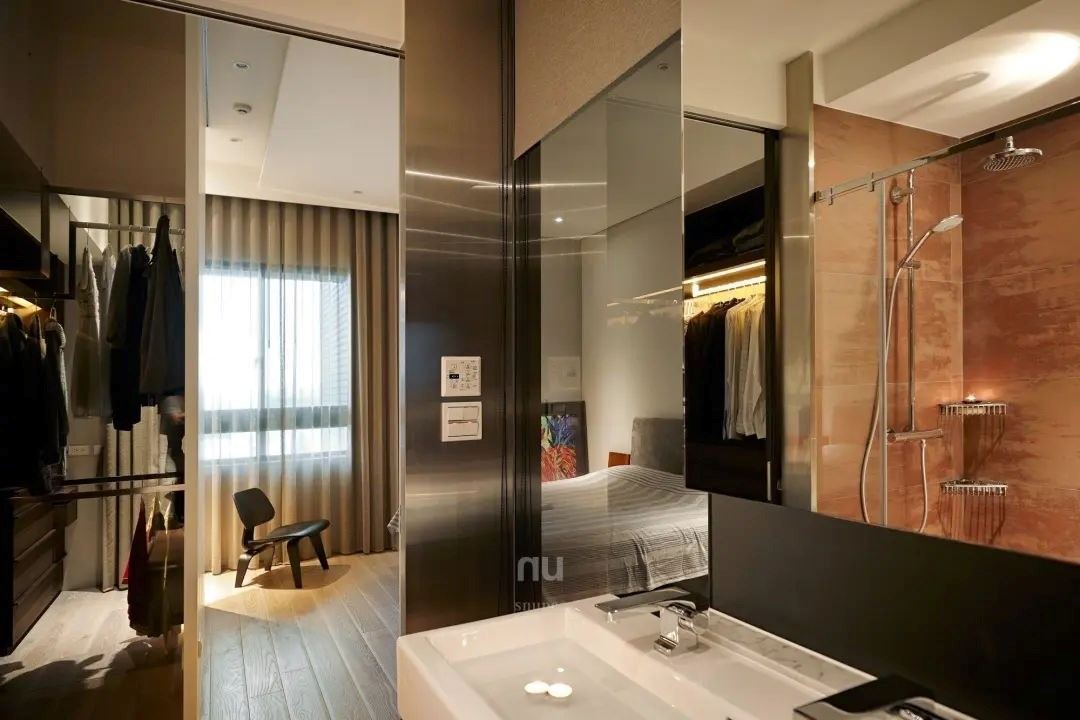 卧房以环绕式动线作为生活的流畅起源，彼此穿透、互相共享，让光线自由穿梭，生命自在开阔。