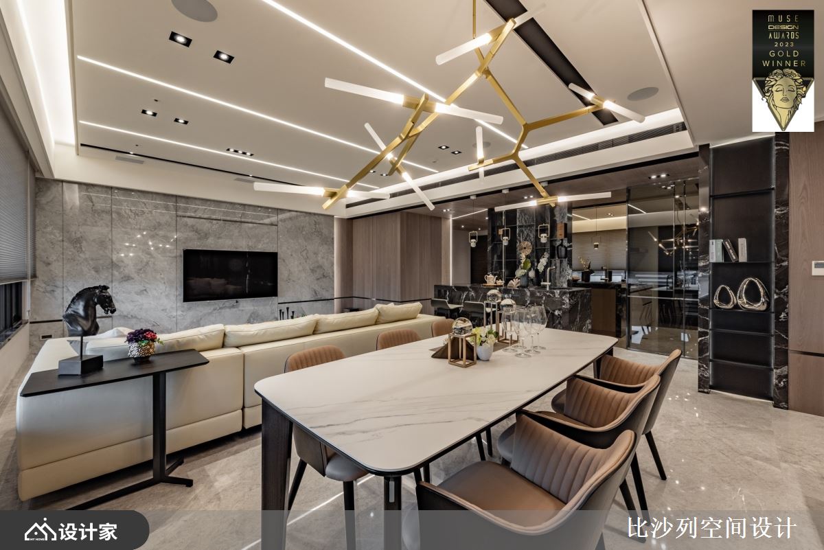 壁面灯条既提亮空间也指引动线。