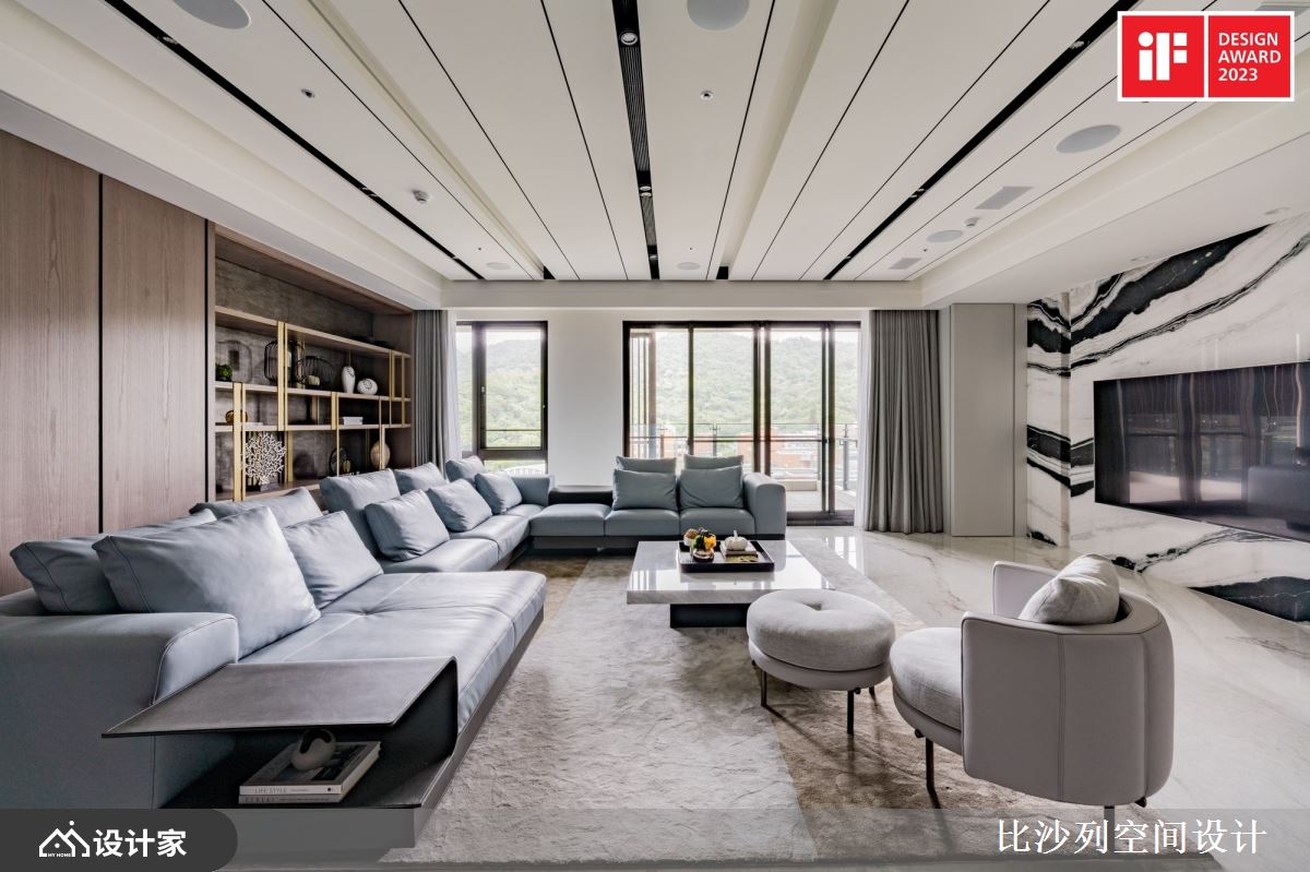 客厅等公领域以白、金色系奠定优雅奢华的氛围。