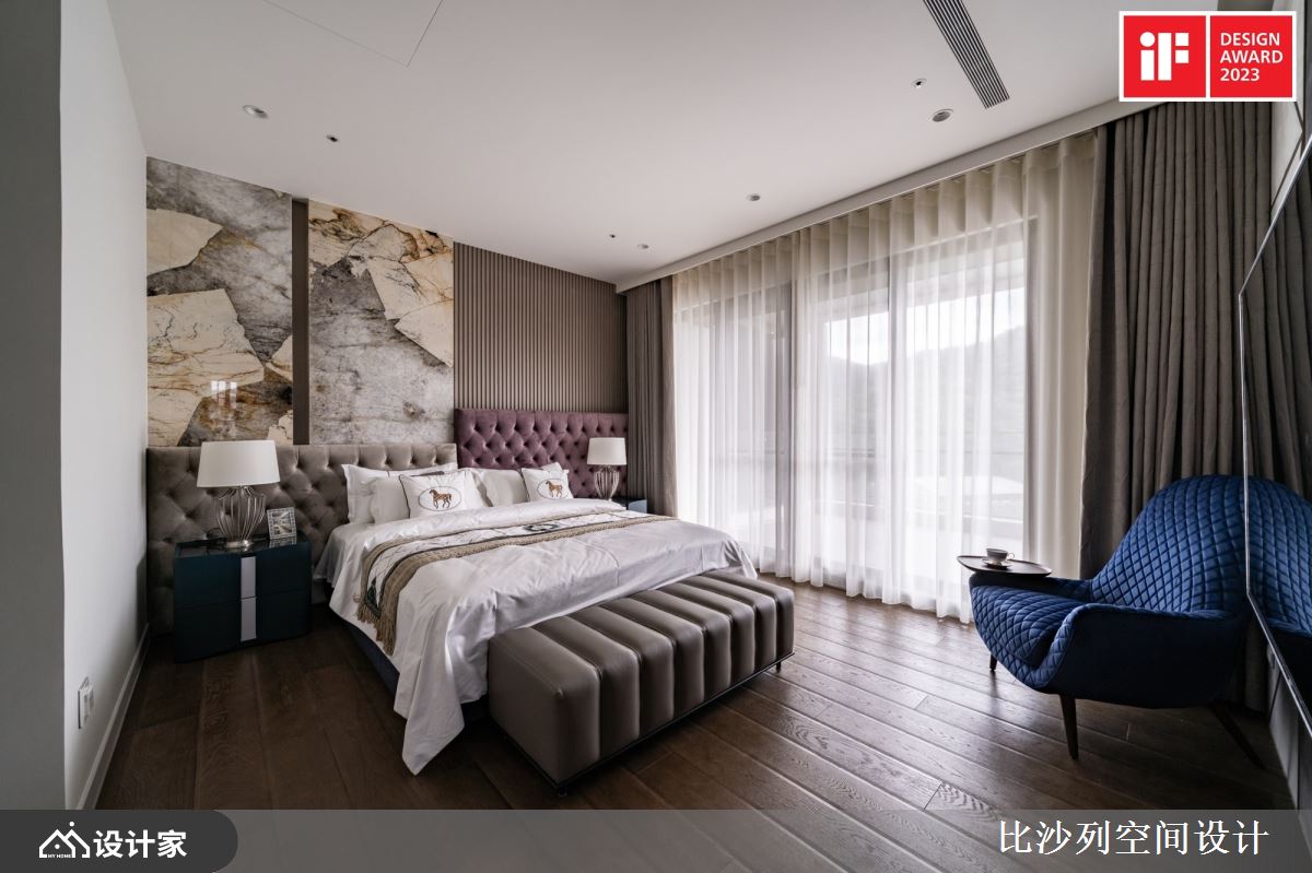 主卧室床头以拼接手法勾勒丰富层次。