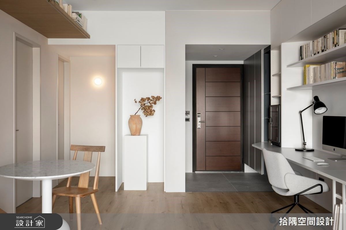 冰箱位置、鞋柜、收纳柜重新定义，划出简易而实用的玄关领域。