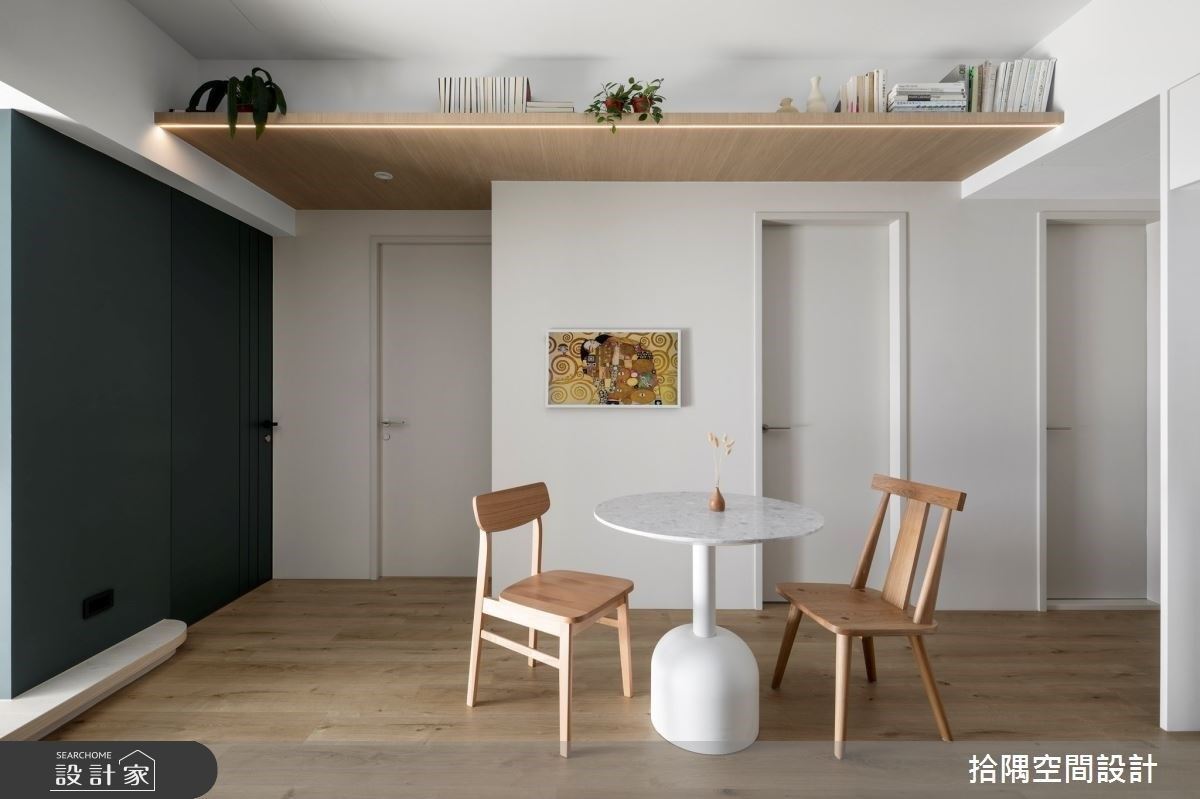 屋主喜欢绿色，风格设定上，以浅白色作为基底，搭配低彩度的莫兰迪绿及木质纹理搭佐，注入疗癒又清新的生活氛围。
