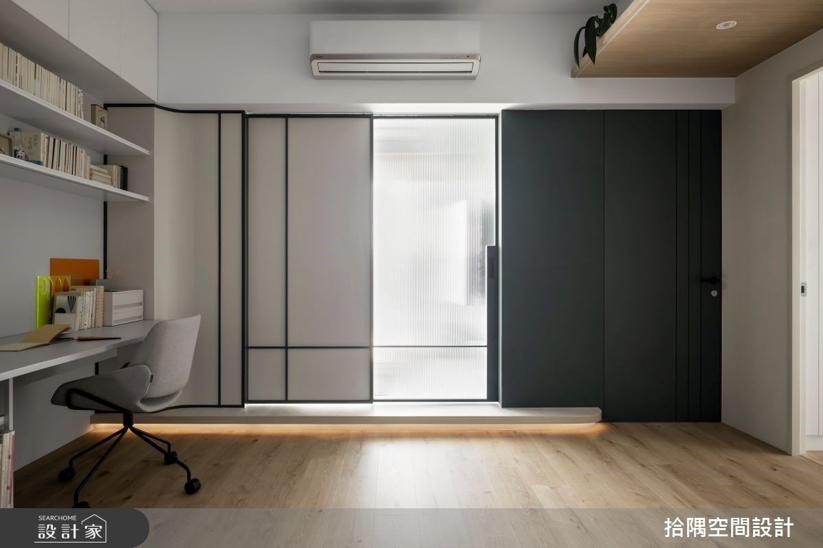 透光不透视的拉门设计，保留客厅注入的采光，并维持两个空间独立时所需的隐私。