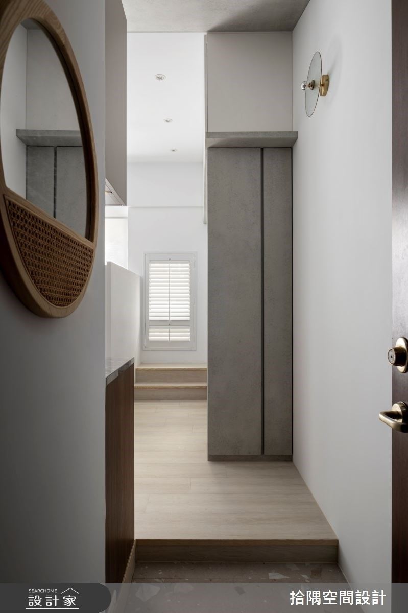 老屋的管线较为繁复，翻新後设计师同样透过叠层概念，利用架高地板的设计，重新安排水管线位置，让翻新後的老宅生活更顺畅。