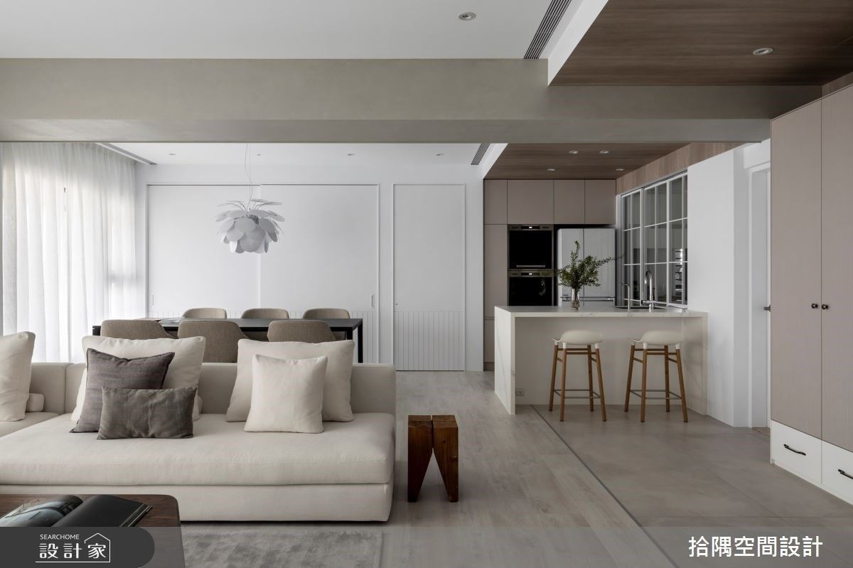 屋主平时位於木质长桌办公，特别选用大尺寸桌面，可弹性配合工作、阅读、亲友团聚用餐多种需求使用。