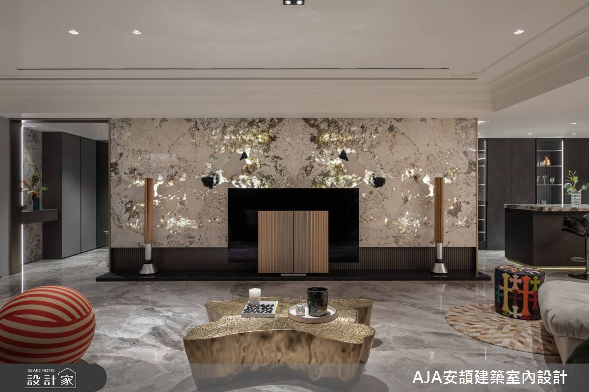 绿光奢石电视墙与对应窗景，白天晚上反射光影各有不同。