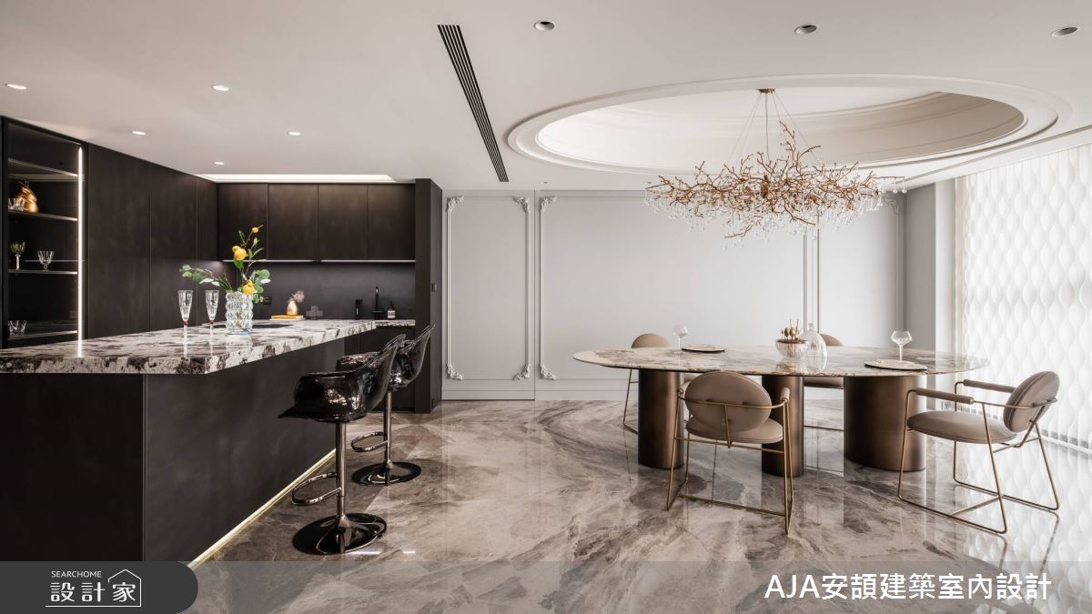 手工玻璃制成的有机灯饰，仿生大自然，搭配搭配不规则金属圆柱桌脚，展现经典与工艺，十分有可看性。