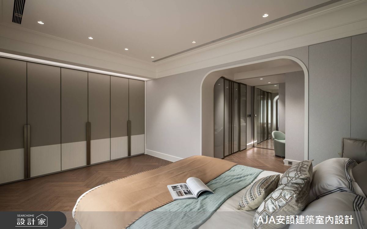 主卧线条舒适柔美，一处奢石床头背墙，隐约传递精致品味。