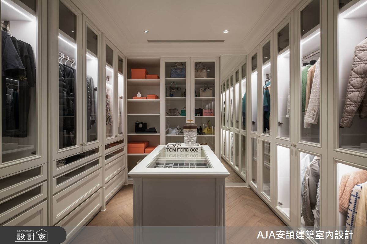 清亮开放的更衣室，生活井然有序。