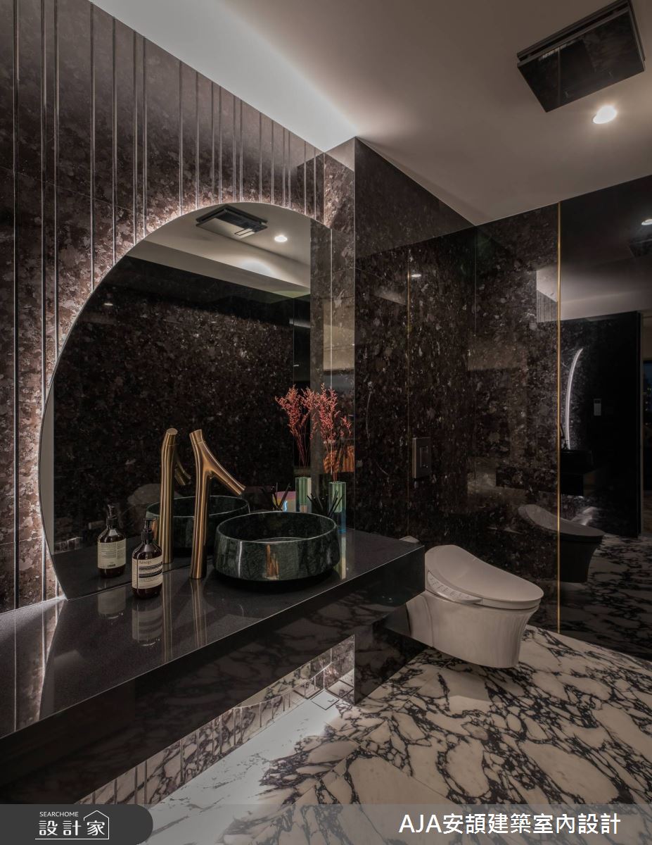 抢眼的玉石面盆，与黑色石台面、石纹磁砖突显视觉焦点。