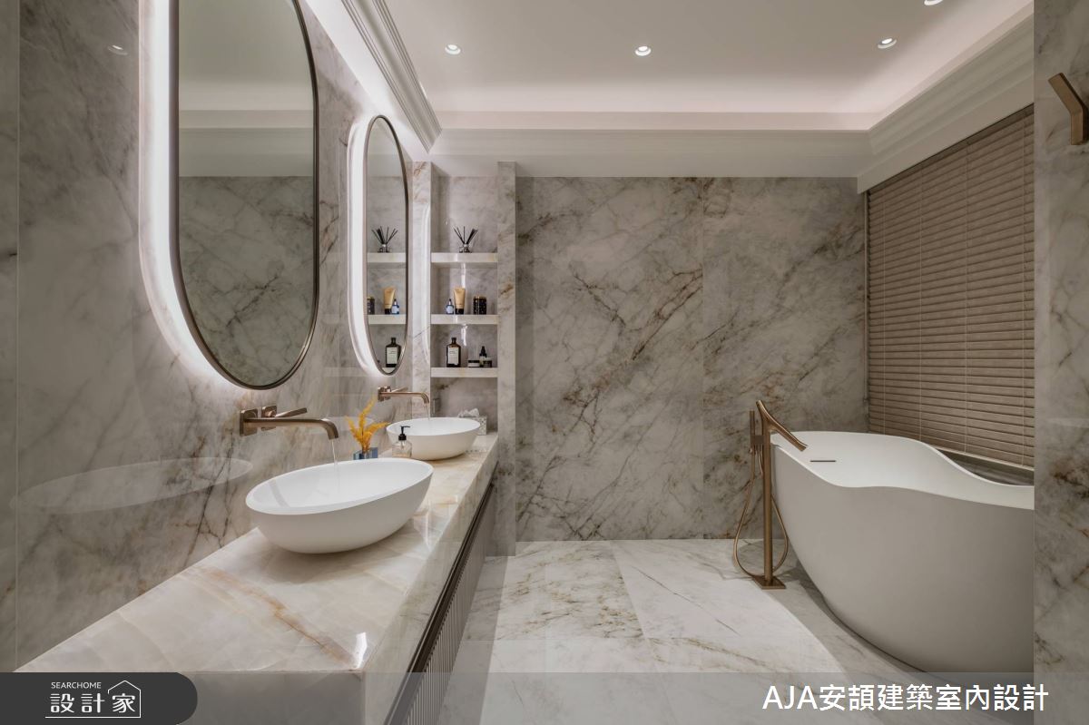 独立的玉石梳洗台面，保有个人使用习惯，镀钛五金与金色纹理石英砖，展现优雅贵气。