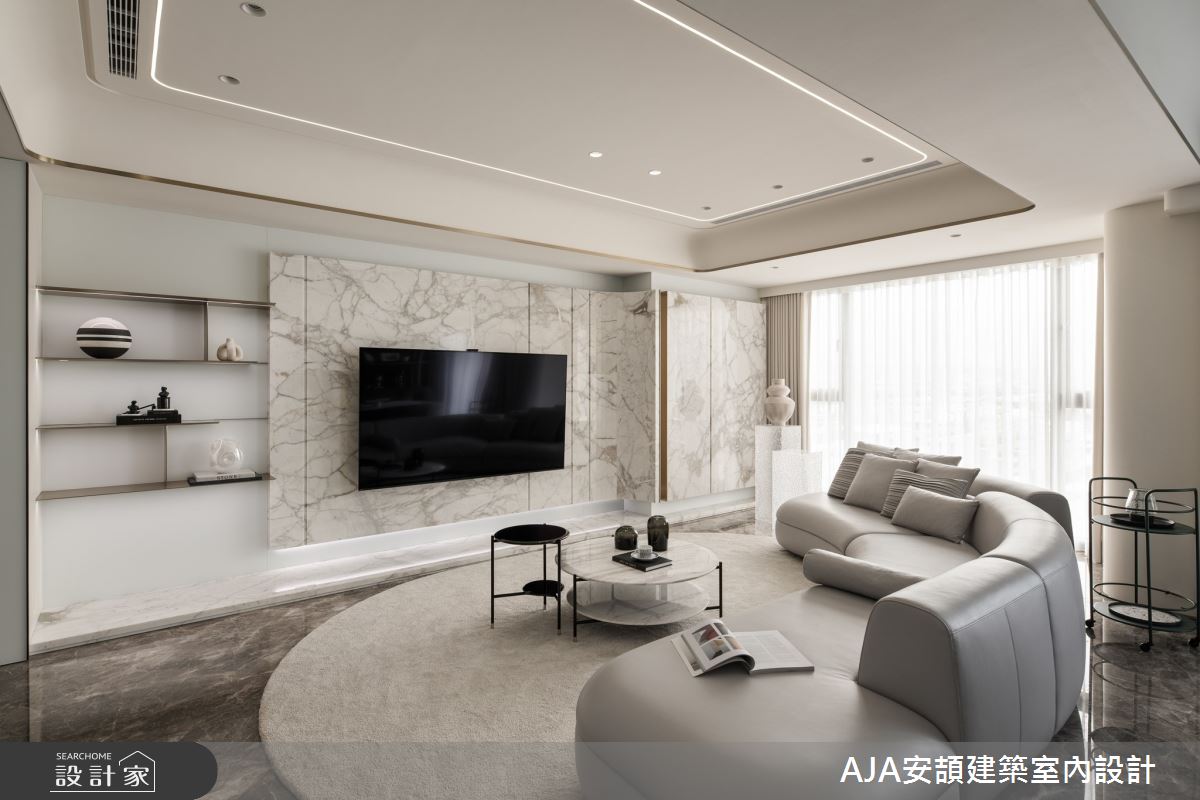 黄金雕刻白的电视墙，白与咖啡色的纹路与金属镀钛十分契合，与地板石材深浅互见，更具层次。