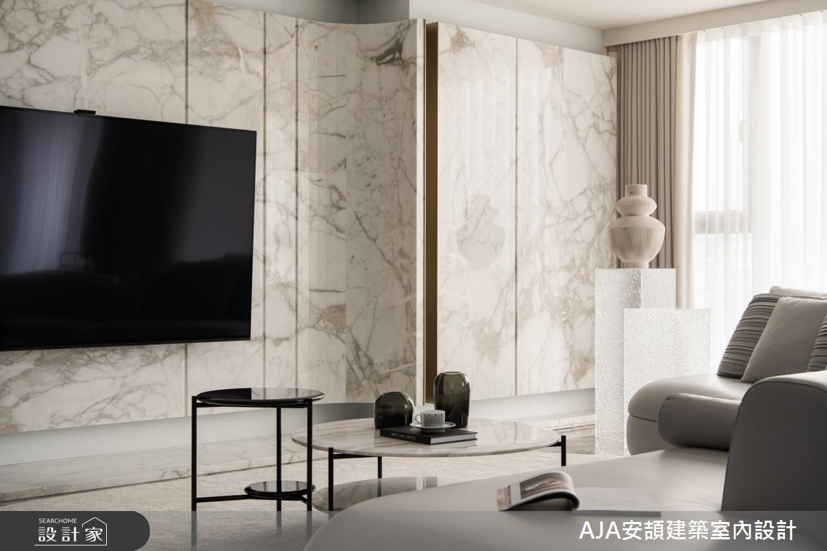 镀钛金属植入间接照明的灯条，巧妙修饰电视墙边的方形柱体，美化墙面比例。