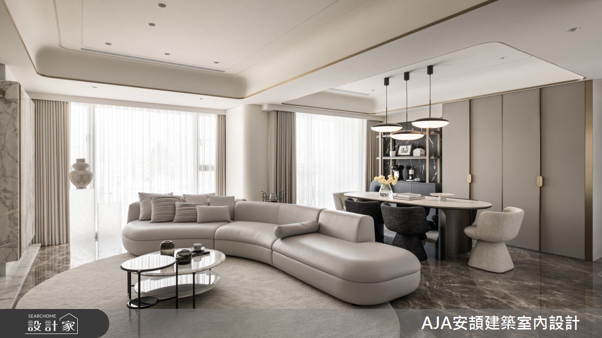 旧格局的梁柱透过弧形天花与转角，弱化量体冲击，据系统性的分散收纳，让整体居家更显流畅，又能兼顾机能性。