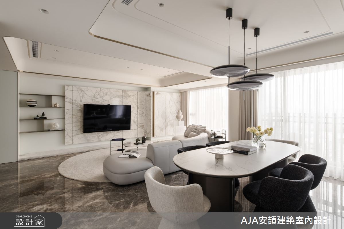 全室以镀钛金属点缀，呈现画龙点睛的轻奢质感。电视墙的大理石纹路、沙发、餐桌椅、餐柜背墙，色彩与纹理交错，透过深灰色的大理石地板串联。
