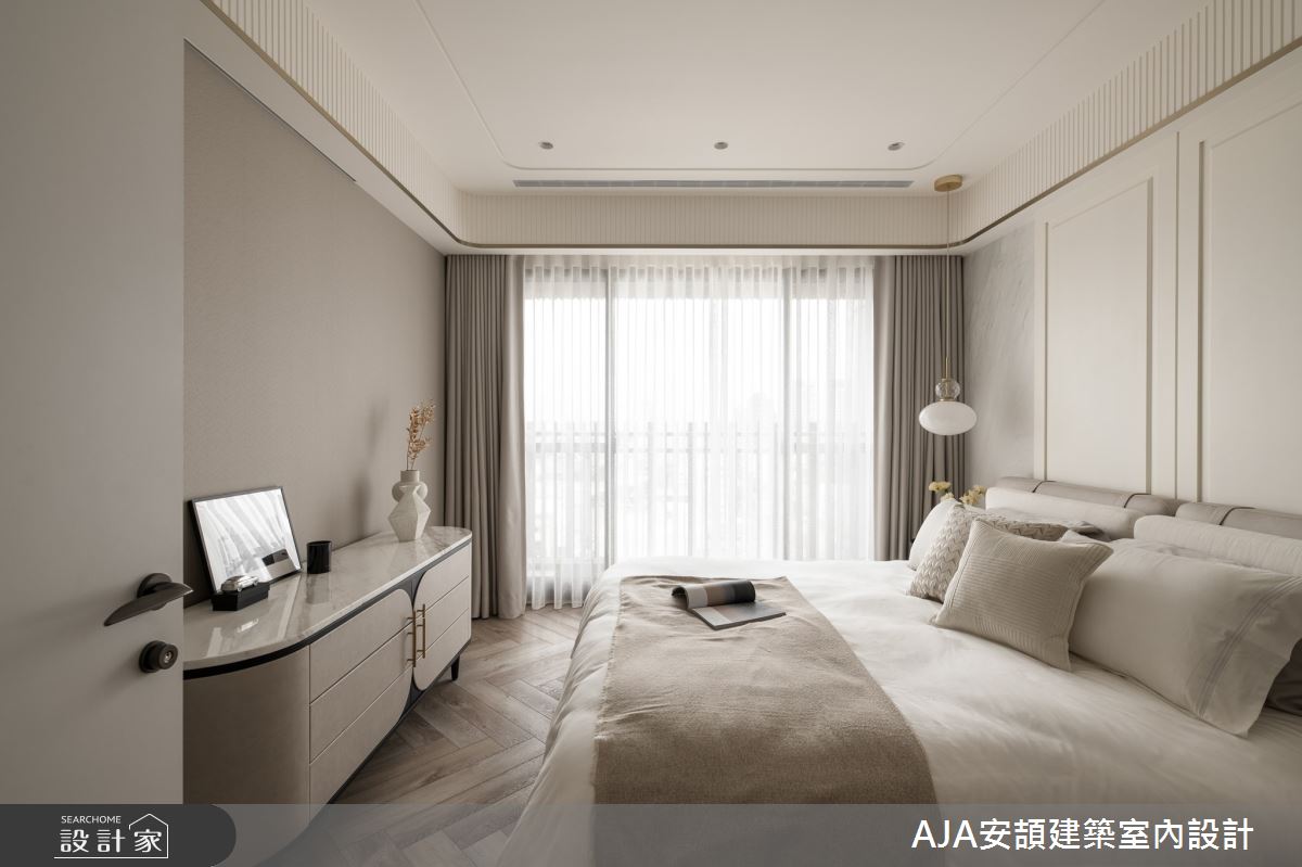 主卧线板与镀钛金属的弧形天花透出低调奢华的雅致。