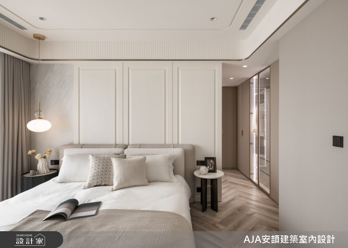 主卧衣柜设计，仿镀钛金属的铝板喷漆与透明玻璃做出轻盈透亮的质感，搭配低彩度的皮革裱布，柔和空间调性，同时兼顾机能与视觉层次。