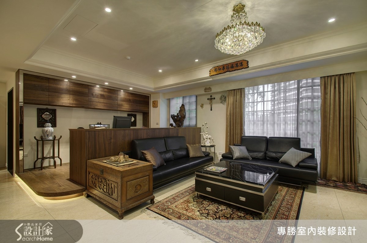 美式线板搭配中式家具，呈现混搭复古宅