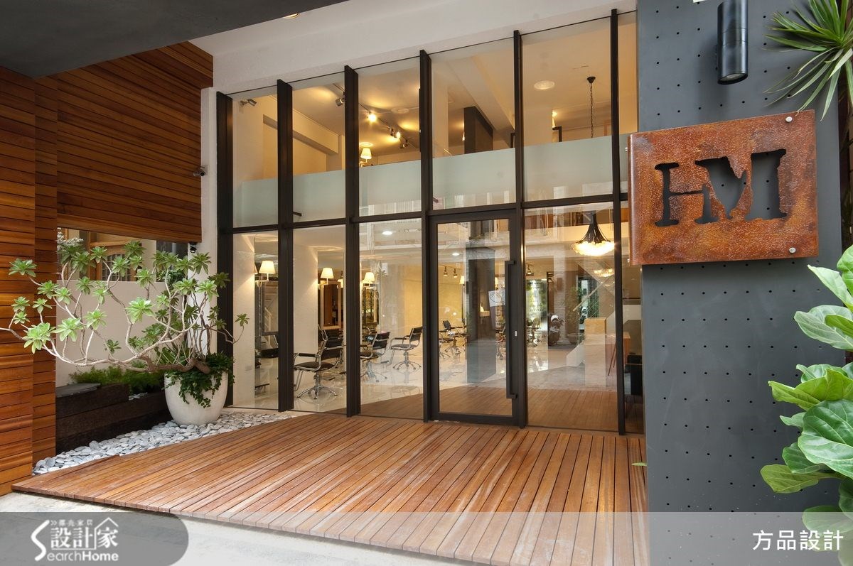 木石元素传达自然，老屋变身清新发廊