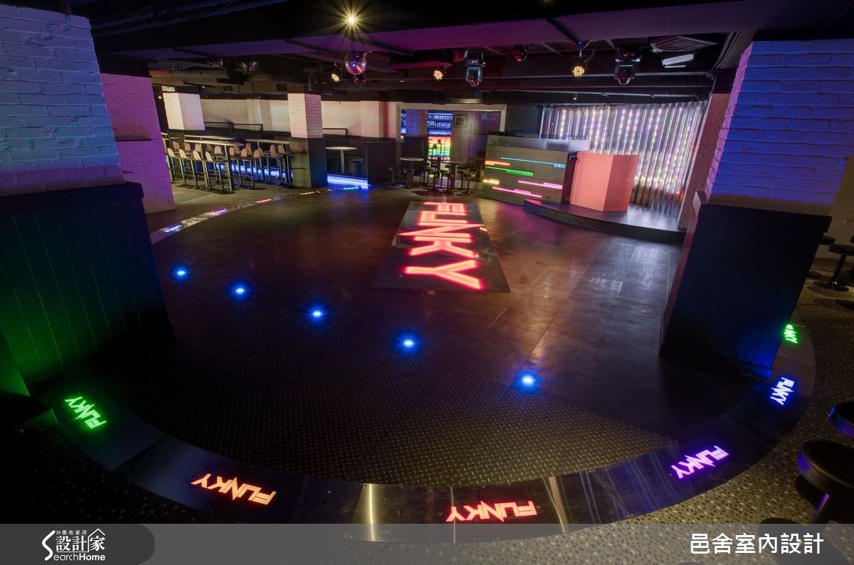 镜面映照多彩灯光，老屋变身动感夜店